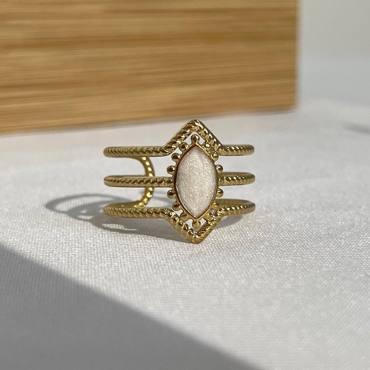 Anillos dorados con blanco