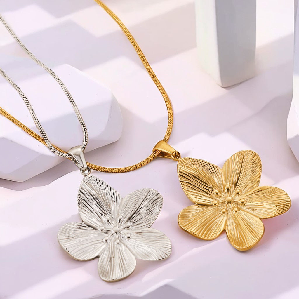 Cadena de acero con dije de flor