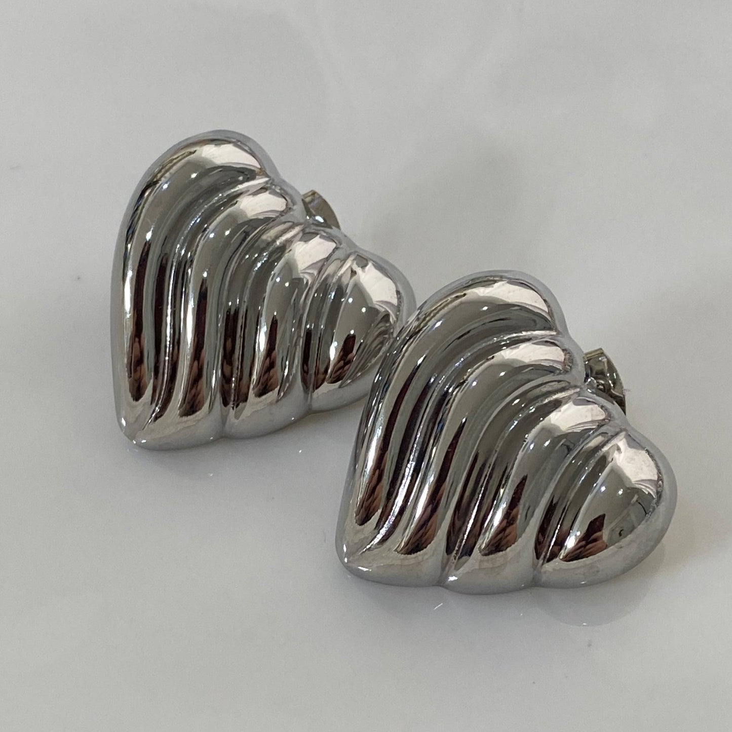 Zarcillos plateados de acero - Corazones