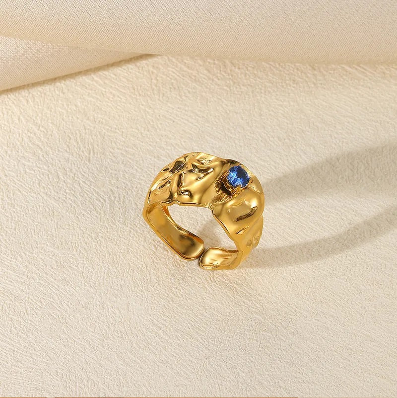 Anillos de acero dorados con cristales