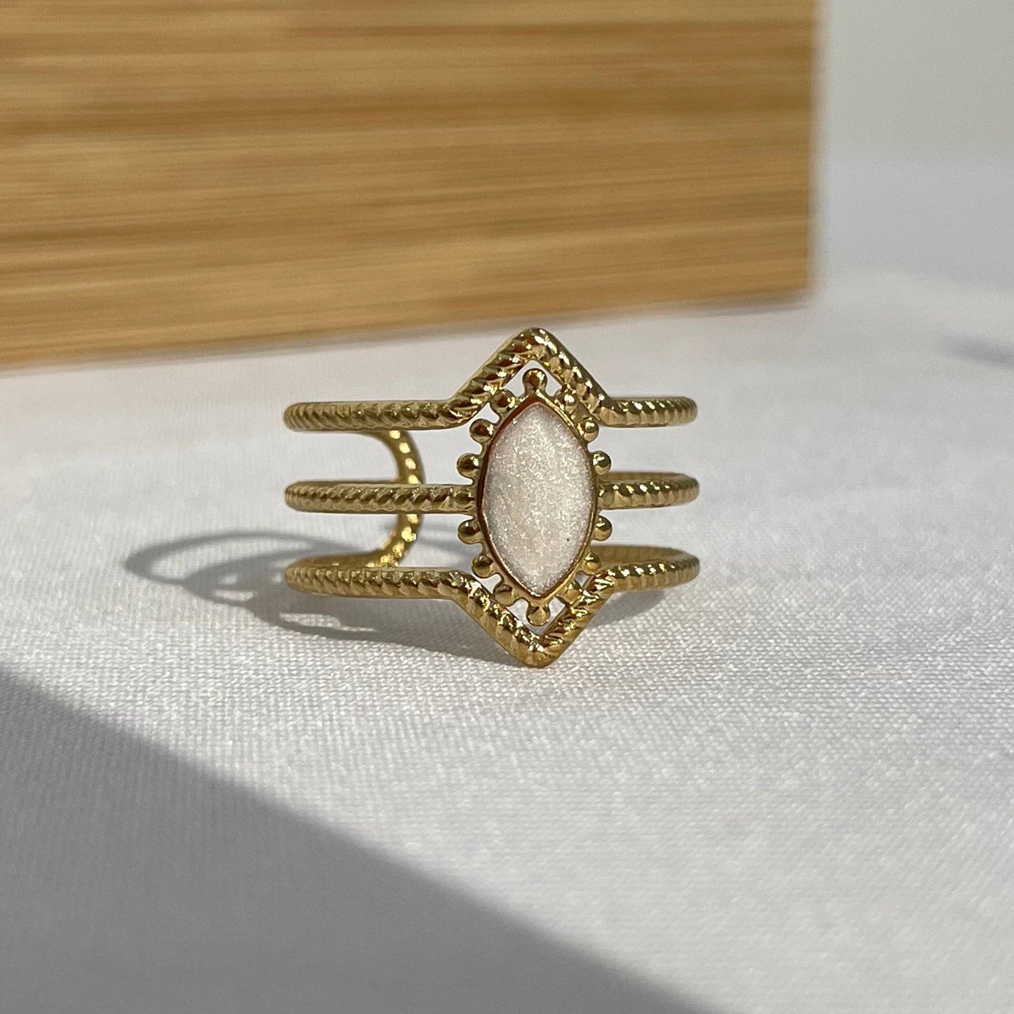 Anillos dorados con blanco