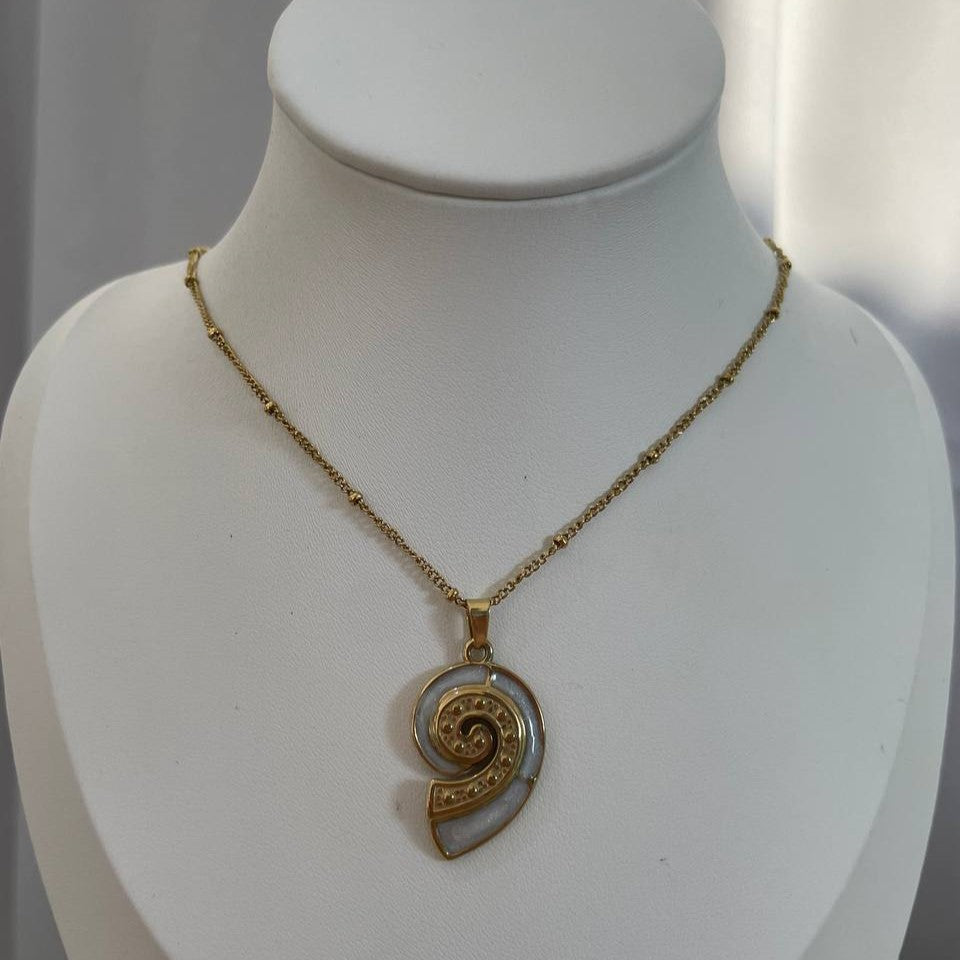 Cadena con dije marino