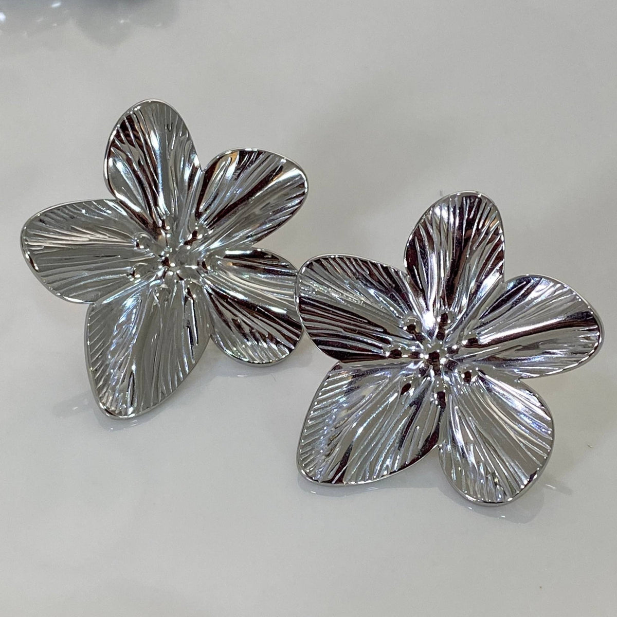 Zarcillos plateados de acero - Flores